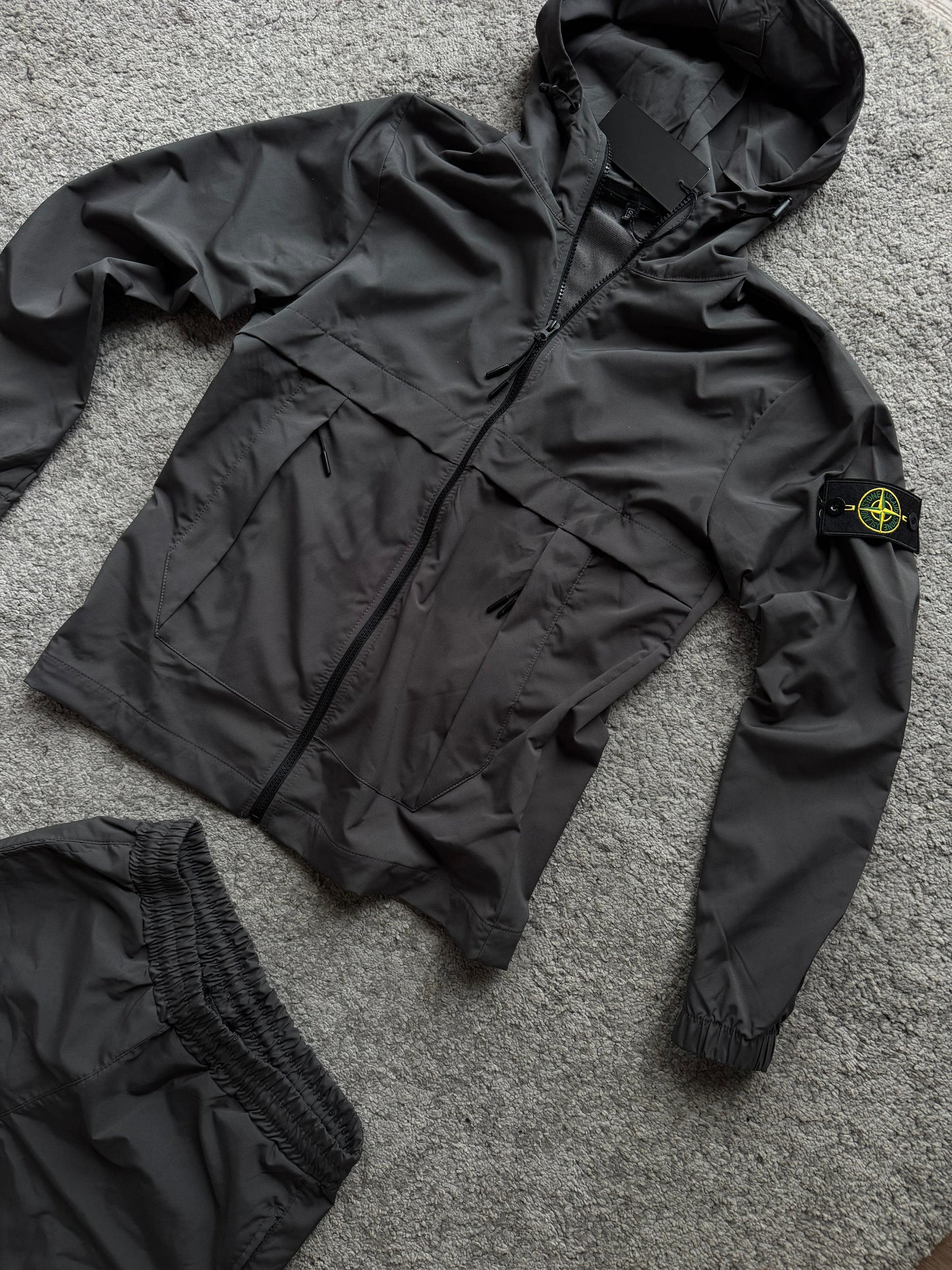 Chandal Stone Island gris oscuro